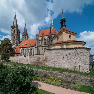 City Walls, Outer Bailey Gardens and Former Graveyard